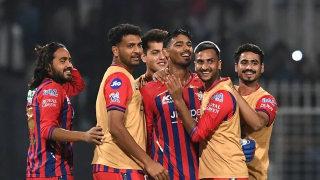 જોકે, ભાગ્યની યોજના અલગ હતી. મુકુલ ચૌધરી મેચના હીરો તરીકે ઉભરી આવ્યા. 8 બોલમાં ફક્ત 2 રન બનાવીને બેટિંગ કરી રહેલા મુકુલ ચૌધરીએ 27 બોલમાં 54 રન બનાવીને પોતાની ઇનિંગનો અંત કર્યો, જેમાં 7 છગ્ગાનો સમાવેશ થતો હતો. તે મેચનો હીરો બની ગયો અને આ શાનદાર ઇનિંગ માટે તેને યોગ્ય રીતે 'પ્લેયર ઓફ ધ મેચ'નો ખિતાબ મળ્યો. (ફોટો ક્રેડિટ-Google)