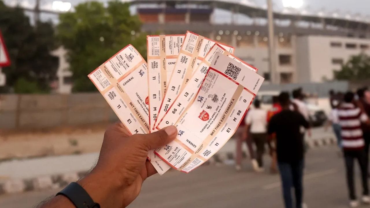 IPL ટિકિટો અંગે ચોક્કસ નિયમો અને શરતો છે. જો એક પણ બોલ ફેંક્યા વિના મેચ રદ કરવામાં આવે છે અથવા રદ થાય તો ચાહકો સંપૂર્ણ રિફંડ મેળવવાના હકદાર છે. જોકે, કુલ રકમમાંથી ચોક્કસ ફી - સામાન્ય રીતે થોડી ટકાવારી - કાપવામાં આવે છે. આને "એડમીનિસ્ટ્રેટિવ ફી" તરીકે ઓળખવામાં આવે છે. (ફોટો ક્રેડિટ-google)