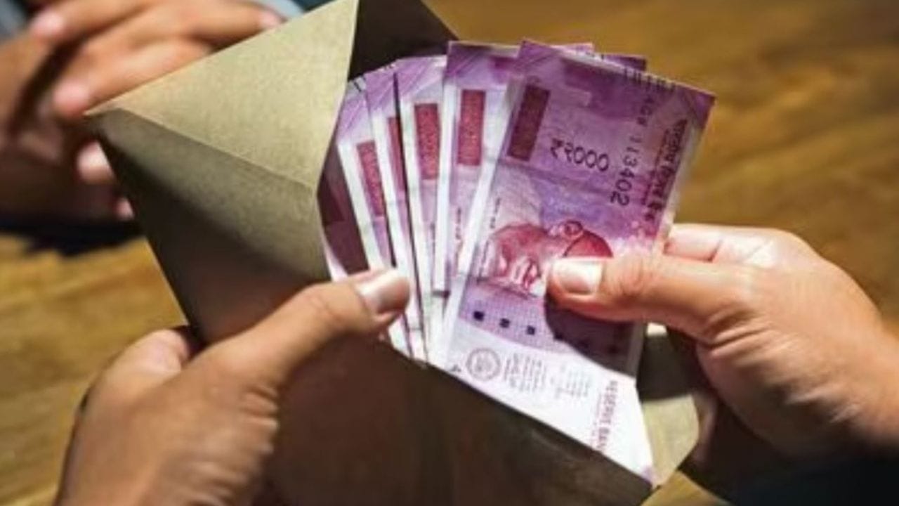 નવો નિયમ શું છે?: નવા શ્રમ સંહિતા હેઠળ આ મહત્વપૂર્ણ સુધારાને કારણે, કર્મચારીઓ હવે નાણાકીય વર્ષના અંતે તેમના બાકીના રજાના દિવસો "લીવ એન્કેશ" કરી શકે છે. જોકે એ પણ ધ્યાન આપવું કે ઓક્યુપેશનલ સેફ્ટી, આરોગ્ય અને વર્કિંગ કંડીશંસ (OSH) કોડ, 2020 હેઠળ, કર્મચારી મહત્તમ 30 દિવસની 'Earn Leave' ને નવા વર્ષે "carry forward" કરી શકો છો.  (ફોટો ક્રેડિટ- Google)