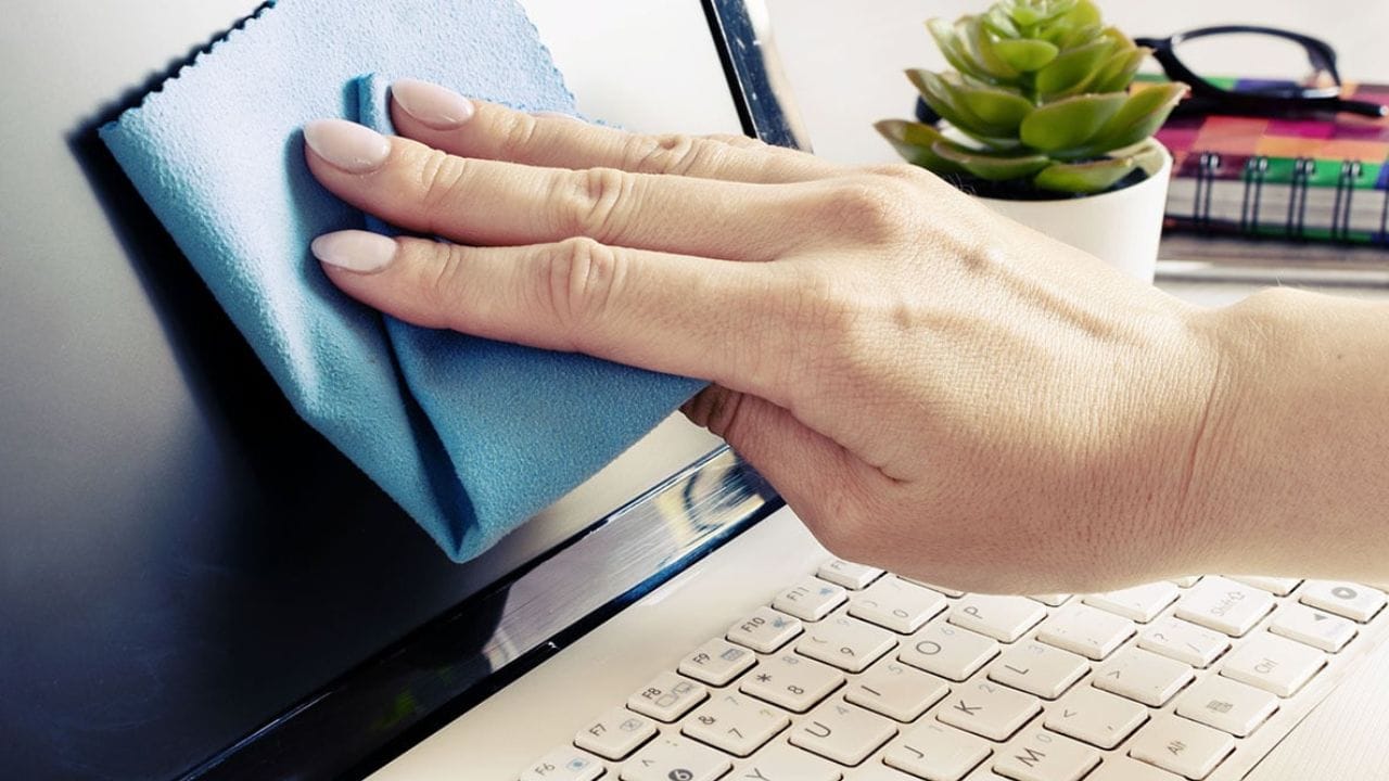 ભવિષ્યમાં થતી સમસ્યાઓને કેવી રીતે અટકાવવી: આવી સમસ્યાઓ ટાળવા માટે, કેટલીક સરળ સાવચેતીઓ ધ્યાનમાં રાખવી જરૂરી છે. સ્ક્રીન પર ક્યારેય વધુ પડતું દબાણ ન આપો, અને બંધ કરતી વખતે લેપટોપની અંદર કોઈ વસ્તુ ફસાઈ ન જાય તેની ખાતરી કરો. હંમેશા નરમ કપડાથી સ્ક્રીન સાફ કરો, અને લેપટોપને બેગમાં મૂકતી વખતે રક્ષણાત્મક કવરનો ઉપયોગ કરો. વધુમાં, ઉપકરણને વધુ પડતી ગરમી અથવા સીધા સૂર્યપ્રકાશથી દૂર રાખો, કારણ કે આ પરિસ્થિતિઓ સ્ક્રીનના પિક્સેલ્સને નુકસાન પહોંચાડી શકે છે.(ફોટો ક્રેડિટ- Google)