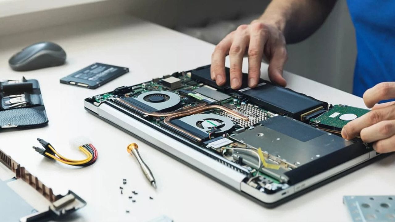 સર્વિસ સેન્ટરની મદદ લો: જો ઉપર જણાવેલ બધી પદ્ધતિઓ અજમાવ્યા પછી પણ બ્લેક ડોટ ના જાય - અથવા ધીમે ધીમે વિસ્તરે છે, તો તે હાર્ડવેરની સમસ્યા સૂચવી શકે છે. આવા કિસ્સાઓમાં, નિષ્ણાત અથવા સર્વિસ સેન્ટરનો સંપર્ક કરવો શ્રેષ્ઠ છે. ઘણીવાર, આખી સ્ક્રીન બદલવાની જરૂર પડે છે; જો કે, તાત્કાલિક પગલાં લેવાથી નુકસાન ઓછું કરવામાં મદદ મળી શકે છે.(ફોટો ક્રેડિટ- Google)