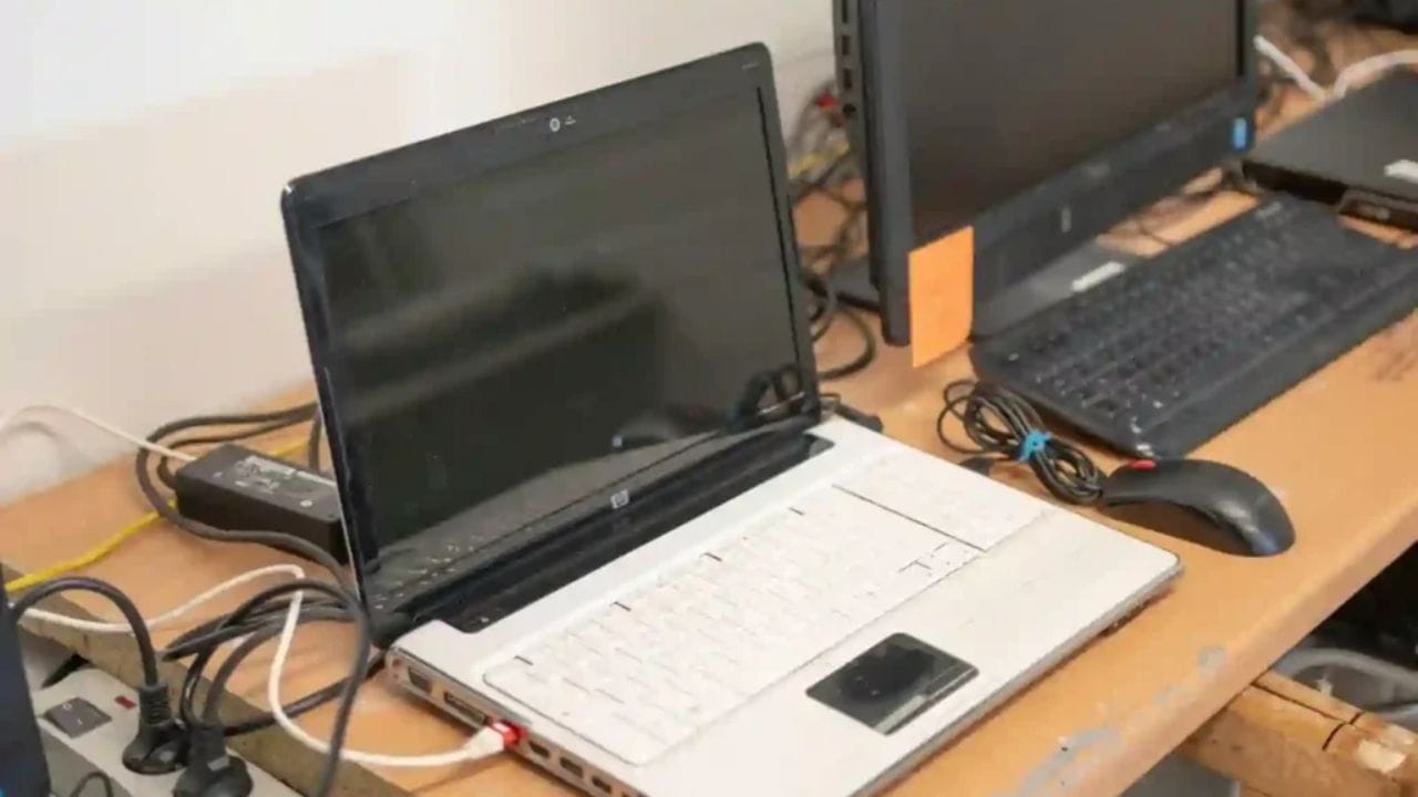 લેપટોપ આજે આપણા રોજિંદા જીવનનો એક અભિન્ન ભાગ બની ગયા છે - પછી ભલે તે કામ માટે હોય, અભ્યાસ માટે હોય કે મનોરંજન માટે. જો કે, જ્યારે સ્ક્રીન પર અચાનક કાળો ડાઘ કે ટપકુ દેખાય છે, ત્યારે તે લેપટોપની સ્ક્રીન પર દેખાતા વ્યૂને ખરાબ કરે છે. ક્યારેક તે નાના બિંદુ તરીકે દેખાય છે, અને ક્યારેક મોટા ગોળાકાર નિશાન તરીકે જે સતત તમારું ધ્યાન ખેંચે છે. આવી પરિસ્થિતિઓમાં, તરત જ મનમાં પ્રશ્ન આવે છે કે: આવું કેમ થયું, અને તેને કેવી રીતે ઠીક કરી શકાય? ચાલો અહીં જાણીએ. (ફોટો ક્રેડિટ- Google)