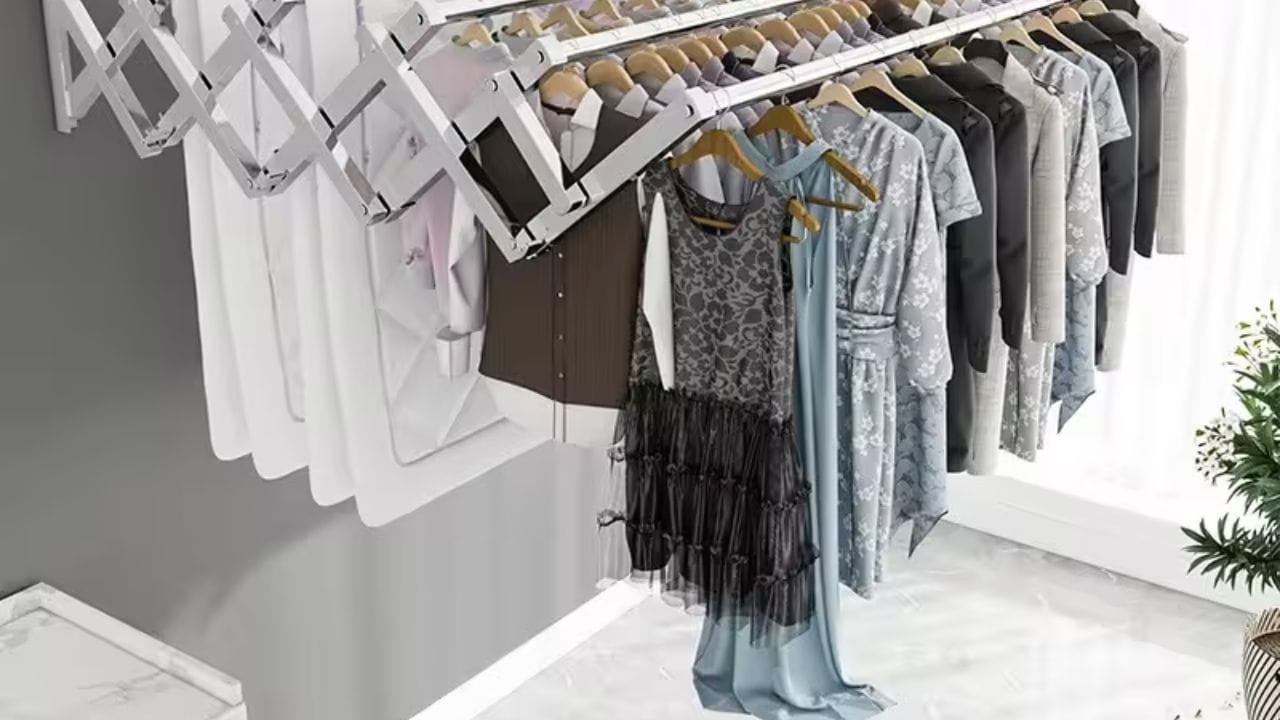 પહેલી વાર મીઠાના પાણીમાં પલાળવા: જો તમે પહેલી વાર સુતરાઉ કપડાં ધોતા હોવ તો તેમને સીધા પાણીમાં ડુબાડવાનું ટાળો. પાણીમાં થોડું મીઠું ઉમેરો અને કપડાંને 20 થી 30 મિનિટ સુધી તેમાં પલાળી રાખો. આ ટ્રિક્સ સુતરાઉ કાપડનો રંગ સેટ કરવામાં મદદ કરે છે, જેનાથી ધોયા પછી તેમાંથી લોહી નીકળતું અટકાવે છે. મીઠાના પાણીમાં ધોયા પછી, તમે તેને સામાન્ય પાણીમાં ધોઈ શકો છો અને તેને સૂકવી શકો છો.
