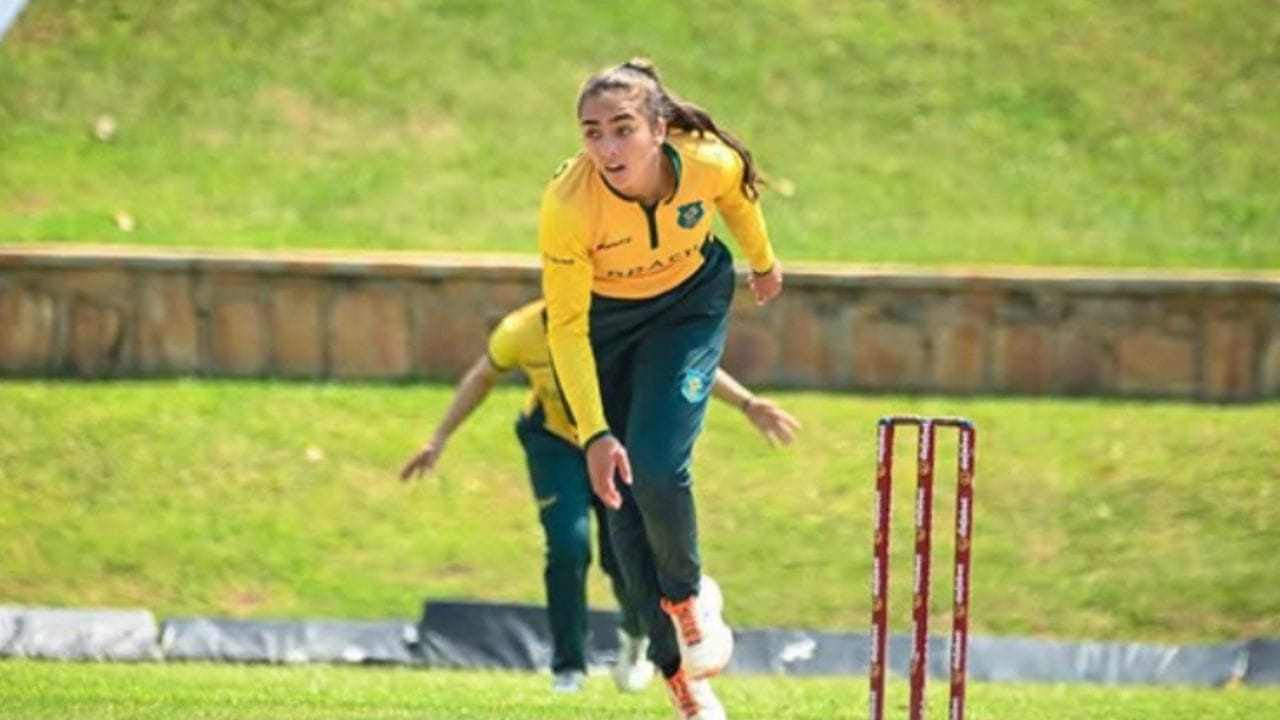 BCA કાલાહારી મહિલા T20 ટુર્નામેન્ટ દરમિયાન એક ચોંકાવનારી ઘટના બની. આ મેચમાં એક ટીમ માત્ર 13 રનમાં ઓલઆઉટ થઈ ગઈ. તેનું કારણ એક 21 વર્ષીય બોલર હતી. આ બોલરે મેચમાં કુલ નવ બેટ્સમેનોને આઉટ કરીને ક્રિકેટની દુનિયામાં અજોડ સિદ્ધિ હાંસલ કરી. આ બોલરે મેચ દરમિયાન સતત પાંચ બોલમાં પાંચ વિકેટ પણ લીધી હતી.