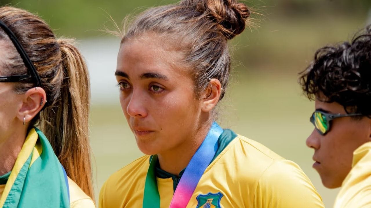 મેચમાં બ્રાઝિલે પ્રથમ બેટિંગ કરીને 202 રન બનાવ્યા. જવાબમાં લેસોથો ફક્ત 13 રનમાં જ ઓલઆઉટ થઈ ગયું. આખી ઈનિંગ ફક્ત 6.2 ઓવર ચાલી. આ દરમિયાન લૌરા કાર્ડોસોએ જોરદાર બોલિંગ કરી. લૌરાએ તેની પહેલી ઓવરના છેલ્લા ત્રણ બોલમાં ત્રણ વિકેટ લઈ હેટ્રિક પર પૂર્ણ કરી. જે બાદ લૌરાએ તેની બીજી ઓવરના પહેલા બે બોલ પર બે વિકેટ લીઈ સતત પાંચ બોલમાં પાંચ વિકેટ પણ લીધી.