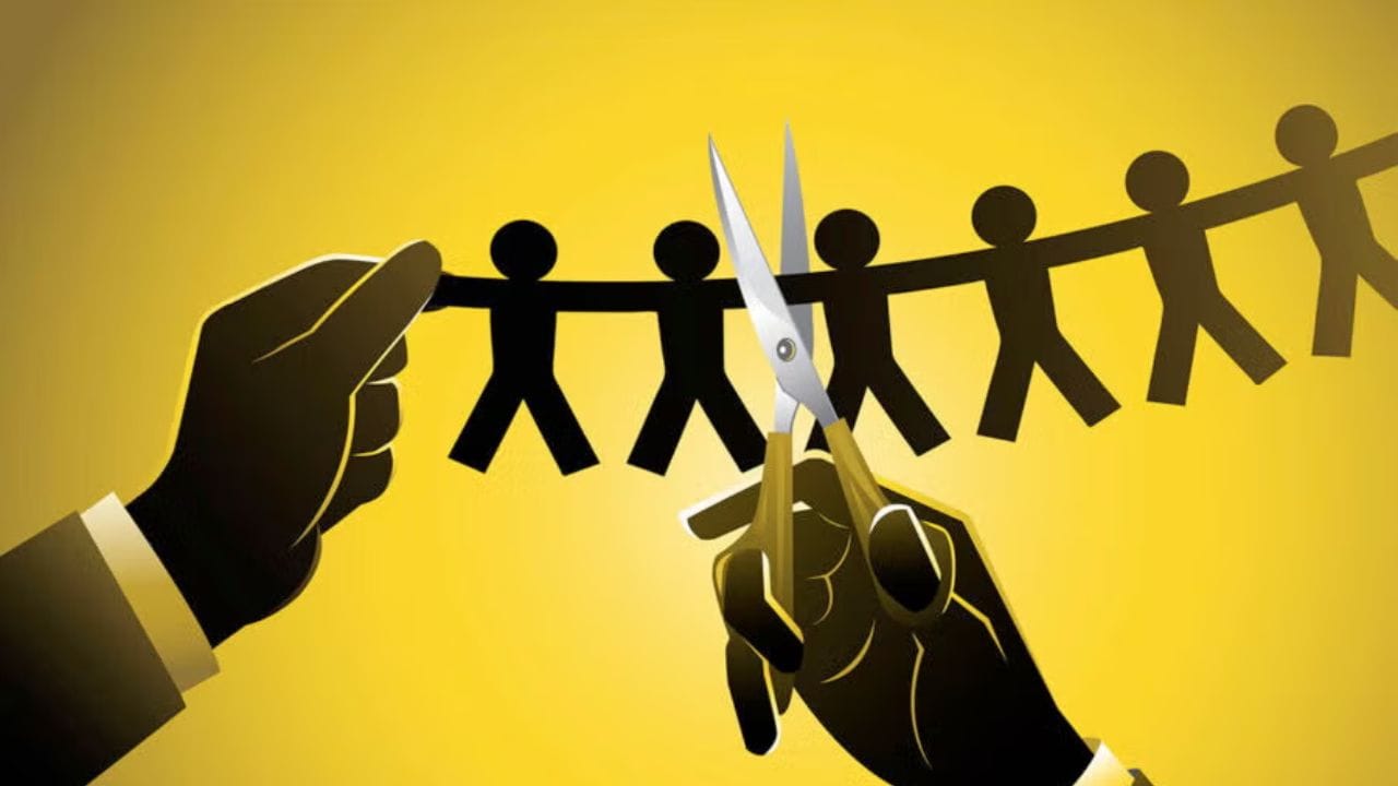  કંપનીએ સત્તાવાર રીતે વિસ્તૃત વિગતો જાહેર કરી નથી; જોકે, કર્મચારીઓને મોકલવામાં આવેલા ઇમેઇલ્સ દર્શાવે છે કે સંગઠનાત્મક પુનર્ગઠન ચાલી રહ્યું છે. આ ફેરફારોના પરિણામે, ઘણી જગ્યાઓ હવે આવશ્યક માનવામાં આવતી નથી, જેના કારણે અસરગ્રસ્ત કર્મચારીઓને છટણી કરવાનો નિર્ણય લેવામાં આવ્યો છે. કંપની દાવો કરે છે કે આ પગલું કામગીરીને સુવ્યવસ્થિત કરવા અને કાર્યક્ષમતા વધારવા માટે લેવામાં આવ્યું છે. (ફોટો ક્રેડિટ-fox business)