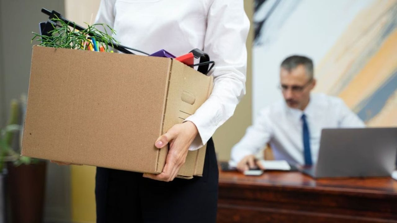 અહેવાલો અનુસાર, કંપની હાલમાં તેના વ્યવસાય મોડેલમાં પરિવર્તનમાંથી પસાર થઈ રહી છે. ઓરેકલ હવે મુખ્ય AI-સંબંધિત પ્રોજેક્ટ્સ અને ડેટા સેન્ટર ઇન્ફ્રાસ્ટ્રક્ચર તરફ રોકાણમાં વધારો કરી રહી છે. પરિણામે, કંપની ખર્ચ ઘટાડવાના પ્રયાસમાં તેના પરંપરાગત વ્યવસાયિક કામગીરીને ઘટાડી રહી છે.(ફોટો ક્રેડિટ- Computerworld)