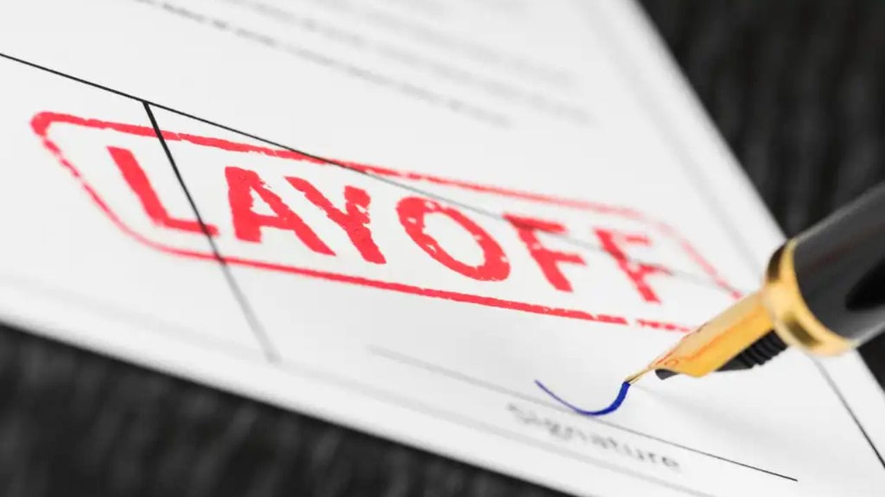 આ સમગ્ર પરિસ્થિતિએ IT ક્ષેત્રમાં અસ્થિરતાની ભાવના વધારી છે. જો છટણીનો બીજો રાઉન્ડ આવે તો, હજારો વધુ કર્મચારીઓને અસર થઈ શકે છે. સપ્ટેમ્બરમાં, કંપનીએ અહેવાલ આપ્યો હતો કે, ઓપનએઆઈ સાથે $300 બિલિયનથી વધુના મોટા સોદા બાદ, તેની બાકીની કામગીરીની જવાબદારીઓ 359% વધીને $455 બિલિયન સુધી પહોંચી ગઈ છે. (ફોટો ક્રેડિટ- Computerworld)