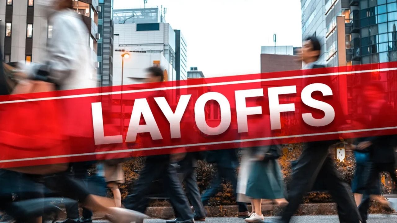 અમેરિકાની અગ્રણી IT કંપની ઓરેકલ અંગે એક મોટા સમાચાર સામે આવ્યા છે, જેના કારણે ટેક ક્ષેત્રમાં કામ કરતા હજારો વ્યાવસાયિકોમાં ચિંતા ફેલાઈ ગઈ છે. અહેવાલો અનુસાર, કંપનીએ ભારતમાં આશરે 12,000 કર્મચારીઓને છટણી કરી છે. વધુમાં, આગામી મહિનામાં છટણીનો બીજો એક મહત્વપૂર્ણ રાઉન્ડ થવાની સંભાવના છે. (ફોટો ક્રેડિટ-fox business)