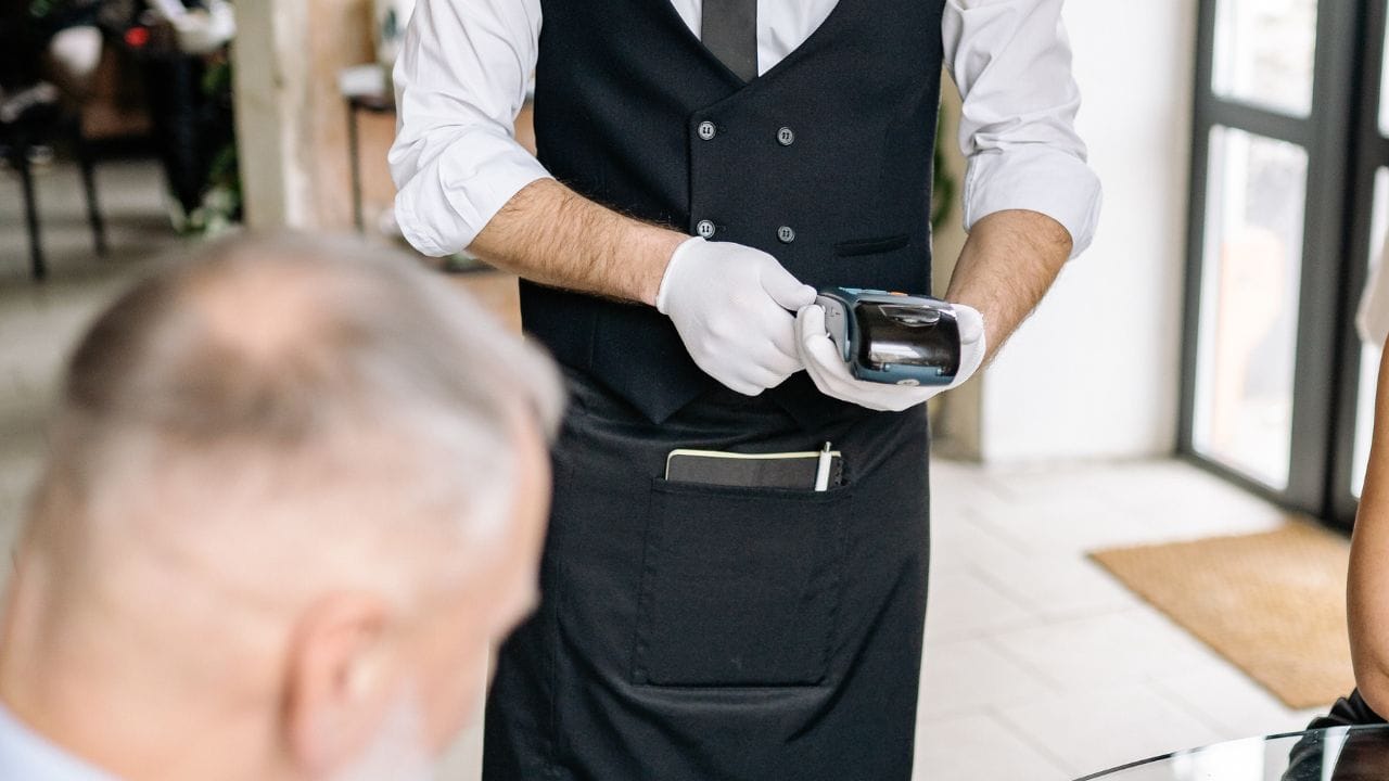 આજકાલ વ્યાવસાયિકોથી લઈને વ્યવસાય માલિકો સુધી, દરેક વ્યક્તિ ક્રેડિટ કાર્ડનો ઉપયોગ કરે છે. તે રોકડ વિના તાત્કાલિક ખરીદી અને વિવિધ સેવાઓનો ઉપયોગ કરવાની મંજૂરી આપે છે. જોકે, જો બિલ સમયસર ચૂકવવામાં ન આવે, તો તે ફાયદાને બદલે સમસ્યા બની શકે છે.