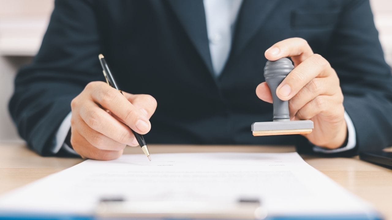 રિપોર્ટ અનુસાર, બાળકીઓના મોત કોઈ ઝેરી પદાર્થના સેવનથી થયા હોવાનું સામે આવ્યું છે, જેના કારણે હવે સમગ્ર મામલો સામૂહિક આપઘાત કે હત્યા તરફ ફંટાયો છે. ત્યારે હવે એક સવાલ એ પણ થાય છે. આ બંન્ને બાળકીના મૃત્યું થતાં શું માતા-પિતા પર કાનુની પગલાં લેવામાં આવશે.