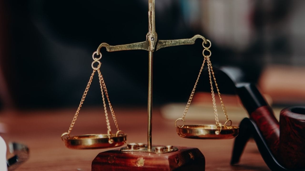 ભારતીય ન્યાય સંહિતા (BNS) તેમજ આઈપીસીની કલમ 302 જો માતા-પિતા પોતાના બાળકોને જાણી જોઈને હત્યા કરી નાંખે છે. તો તેના પર હત્યાનો ગુનો બની શકે છે. આ માટે આજીવન કેદ અથવા મૃત્યુદંડ તેમજ દંડ થઈ શકે છે.