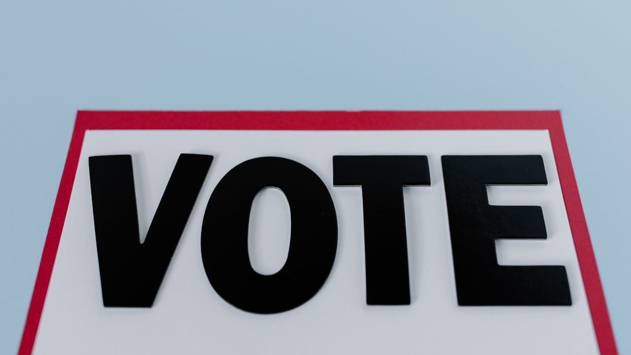 ચૂંટણીમાં મત મેળવવા માટે પૈસા,દારુ અથવા ગિફ્ટ આપવી ગેરકાયદેસર છે. જો આવી ઘટના તમને દેખાય તો તરત જ પુરાવા માટે (ફોટો અને વીડિયો) એકઠા કરવા.જો કોઈ નેતા ચૂંટણી દરમિયાન મતદારોને આકર્ષવા માટે ભેટ આપે છે, તો તે પણ કાયદા હેઠળ ગુનો છે.