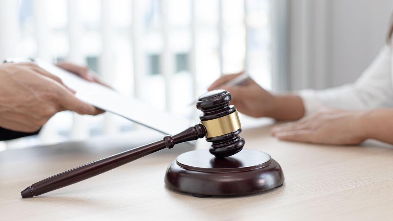(Disclaimer: જો તમારી પાસે કોઈ ચોક્કસ કેસ હોય તો કાનૂની નિષ્ણાત (વકીલ) ની સલાહ લેવી સલાહભર્યું છે. અહીં આપેલી માહિતી ફક્ત કોર્ટના નિર્ણયો અને કલમોને આધારે આપવામાં આવી છે. તમારે કોઈ કેસ માટે જાણવું હોય તો યોગ્ય વકીલની સલાહ લઈ શકો છો.)(All Image Credit- Canva)