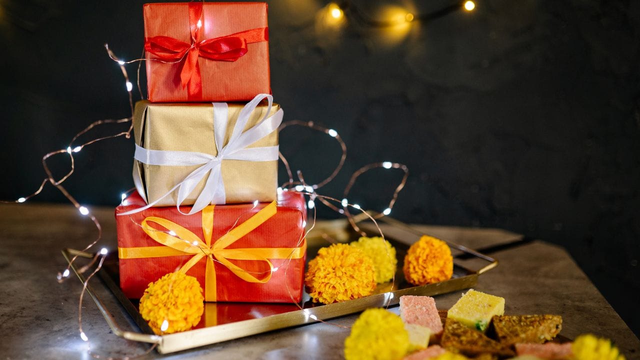  તો ચાલો જાણીએ તમે શું-શું કરી શકો.ઈલેક્શન હેલ્પલાઈન 1950 પર ફરિયાદ કરી શકો છો. ચૂંટણી અધિકારી, જિલ્લા અધિકારીને જાણ કરો. આવા કેસમાં ઉમેદવાર સામે કાર્યવાહી થઈ શકે છે.મહત્વની વાત તમારો મત કોઈને વેચશો નહી એ તમારો અધિકાર છે.