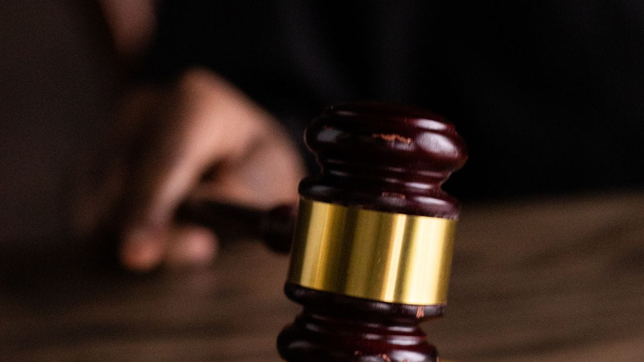 (Disclaimer: જો તમારી પાસે કોઈ ચોક્કસ કેસ હોય તો કાનૂની નિષ્ણાત (વકીલ) ની સલાહ લેવી સલાહભર્યું છે. અહીં આપેલી માહિતી ફક્ત કોર્ટના નિર્ણયો અને કલમોને આધારે આપવામાં આવી છે. તમારે કોઈ કેસ માટે જાણવું હોય તો યોગ્ય વકીલની સલાહ લઈ શકો છો.)(All Image Credit- Canva)