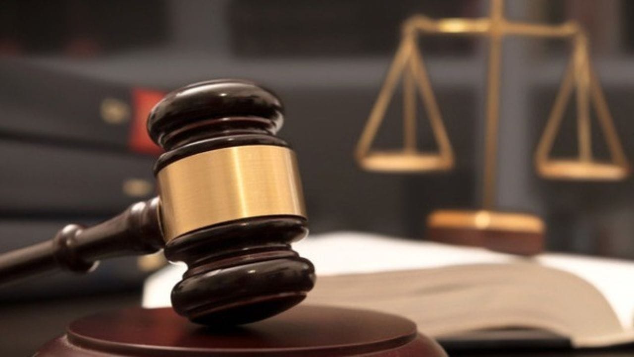 ભારતમાં નામ બદલવાની પ્રક્રિયા માટે કોઈ ખાસ કાયદો નથી જે લગ્ન સાથે સીધો જોડાયેલો હોય. જો કોઈ મહિલા લગ્ન પછી પોતાનું નામ બદલવા માંગે, તો તે ગેઝેટ નોટિફિકેશન, આધાર કાર્ડ, પાસપોર્ટ અને બેંક ડોક્યુમેન્ટ્સમાં ફેરફાર કરી શકે છે. પરંતુ જો તે નામ બદલવા માંગતી ન હોય, તો તેના પર કોઈ કાયદાકીય દબાણ નથી.
