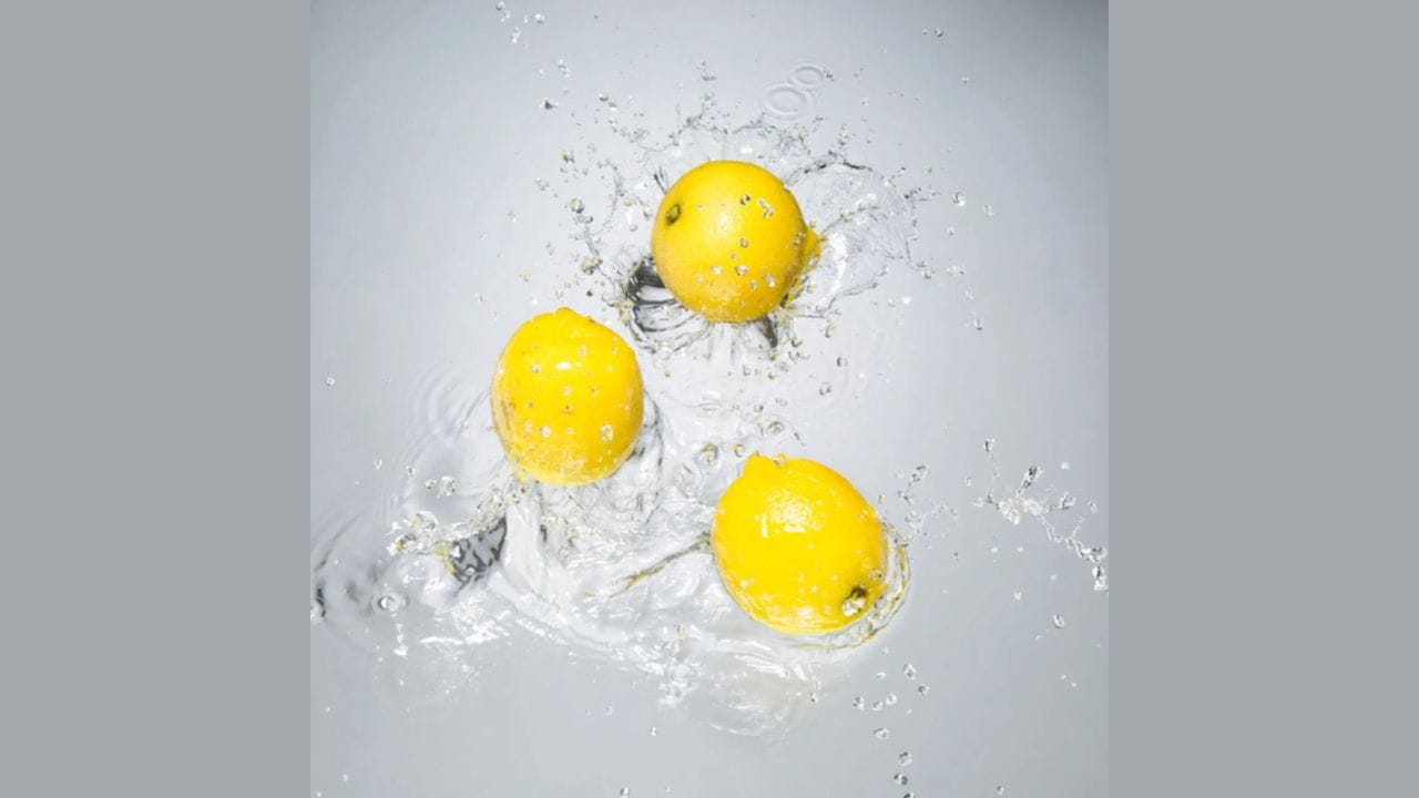 જો તમારી પાસે માઇક્રોવેવ ન હોય તો પણ તમે અંદરના ભાગને સરળતાથી નરમ કરી શકો છો. રસોડાના કાઉન્ટર પર એક આખું લીંબુ મૂકો અને તેને તમારી હથેળીથી ગોળાકાર ગતિમાં ફેરવો. આનાથી વધુ રસ કાઢવામાં પણ મદદ મળે છે.
