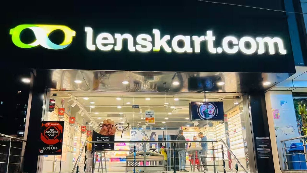 2. નફાની કહાની હજુ અધૂરી: કંપનીનો ટ્રેક રેકોર્ડ બતાવે છે કે છેલ્લા ઘણા વર્ષો સુધી Lenskart સતત નુકસાનમાં રહી અને તાજેતરમાં જ નફામાં આવી છે. હજુ પણ સવાલ છે કે આ profit sustainable છે કે નહીં. સ્ટાર્ટઅપથી સ્કેલ-અપ બનવાની આ મુસાફરીમાં, સ્થિર નફો સૌથી મોટી પરીક્ષા હોય છે — અને Lenskart હજુ આ પરીક્ષાના શરૂઆતના તબક્કામાં છે.(ફોટો ક્રેડિટ-Google)