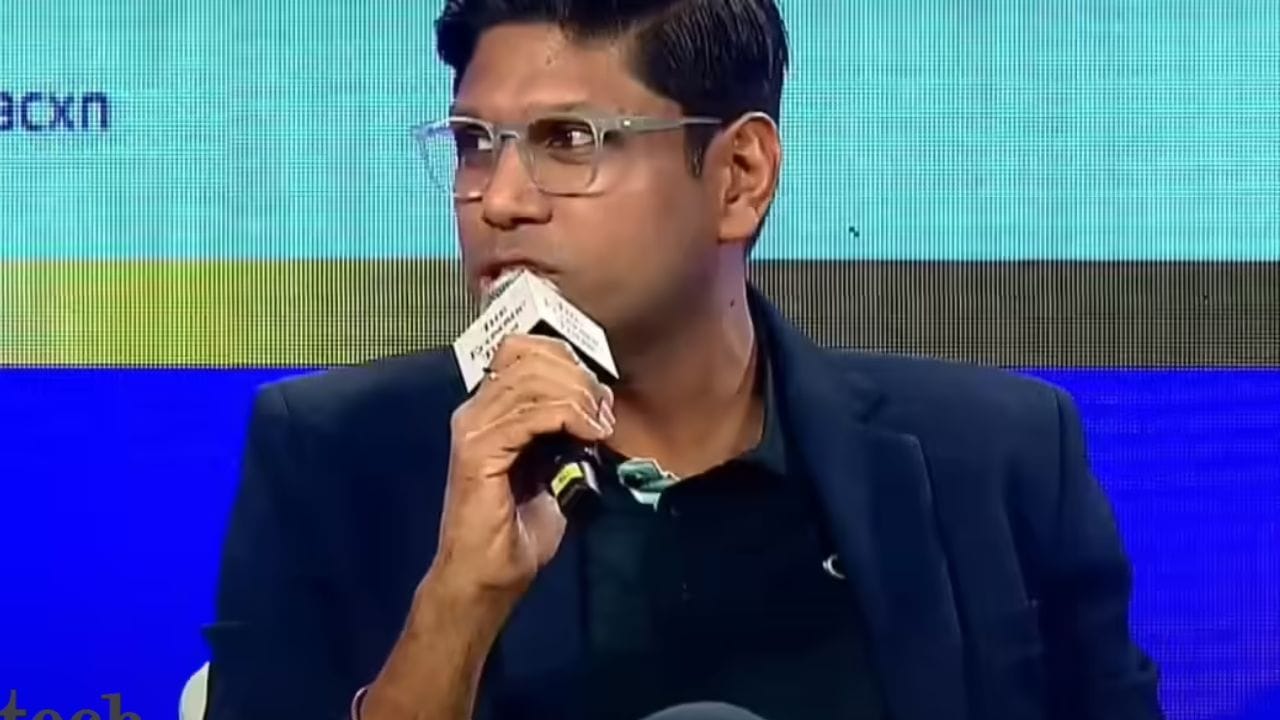 1. વેલ્યુએશન: ગ્રોથ કરતાં વધુ અપેક્ષાઓની કિંમત: Lenskart નો P/E રેશિયો 160–260 વચ્ચે માનવામાં આવે છે, જે industry average (~48) કરતાં ઘણી ગણી વધુ છે. તેનો અર્થ સ્પષ્ટ છે — રોકાણકારોએ કંપનીની ભવિષ્યની ગ્રોથને પહેલાથી જ કિંમતમાં સામેલ કરી દીધી છે. જો આ ગ્રોથ અપેક્ષા મુજબ નહીં રહે, તો સ્ટોકમાં ભારે ઘટાડાનો જોખમ રહે છે. આવા કેસમાં નાની નિરાશા પણ મોટા correction નું કારણ બની શકે છે.(ફોટો ક્રેડિટ-Google)