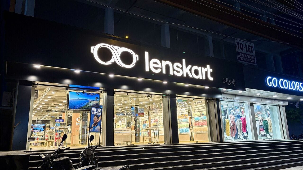 ભારતનો eyewear બજાર ઝડપથી બદલાઈ રહ્યો છે, અને આ બદલાવનું સૌથી મોટો ચહેરો બનીને ઉભરી છે Lenskart. ઓનલાઇન-ઓફલાઇન હાઈબ્રિડ મોડેલ, aggressive expansion અને બ્રાન્ડિંગના દમ પર કંપનીએ ઓછી સમયમાં મોટી ઓળખ બનાવી છે. પરંતુ રોકાણના દૃષ્ટિકોણથી તસવીર એટલી સ્પષ્ટ નથી જેટલી દેખાય છે.(ફોટો ક્રેડિટ-Google)