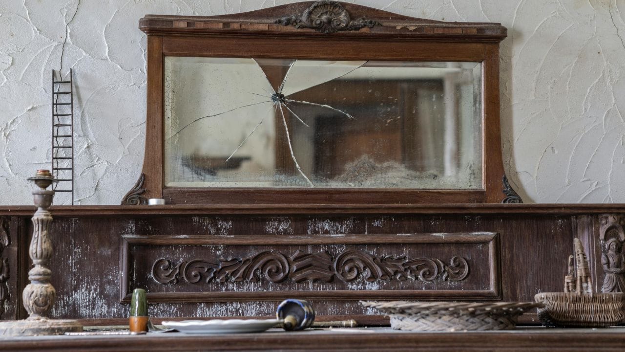 ઘરમાં તૂટેલા અરીસા ન રાખો: વાસ્તુશાસ્ત્ર અનુસાર, ઘરમાં તૂટેલા અરીસા રાખવાથી સકારાત્મક ઉર્જા રહેશે નહીં. તેનાથી નકારાત્મકતા વધશે. તેથી, જો ઘરમાં તૂટેલો અરીસો મળી આવે, તો તેને તાત્કાલિક બદલી નાખવો જોઈએ.
