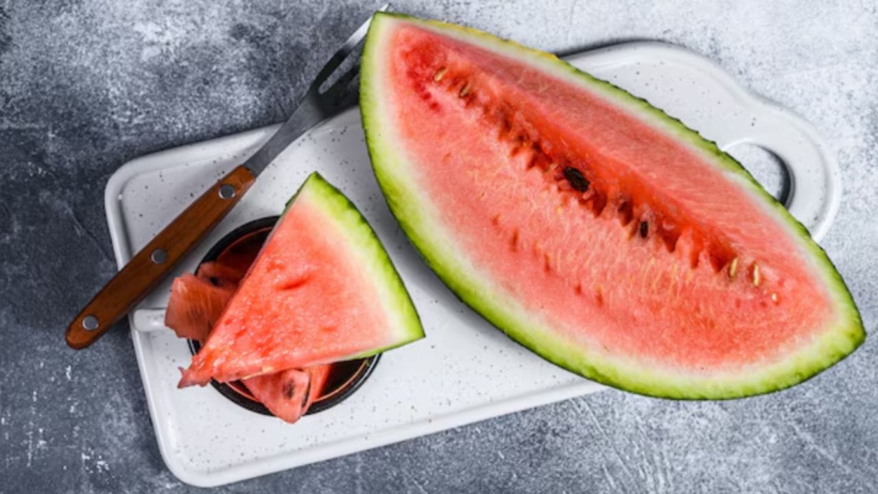 ઉનાળામાં શક્કરટેટી અને તરબૂચ બન્ને ફળો લોકપ્રિય હોય છે. નિષ્ણાતોના મુજબ, બંન્નેમાં પાણીની માત્રા વધારે હોય છે. જે શરીરને હાઇડ્રેટ રાખવામાં મદદ કરી શકે છે.