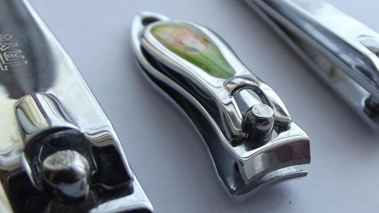 બીજો ઉપયોગ - નેઇલ કટરની પકડની લંબાઈ વધારવા માટે તેને પકડવામાં સરળતા રહે તે માટે છિદ્રમાં દોરો અથવા જાડી ચેઈન નાખવામાં આવે છે. આ ખાસ કરીને જ્યારે નખ સખત હોય ત્યારે ઉપયોગી છે. (ફોટો: Pixabay/Unsplash)