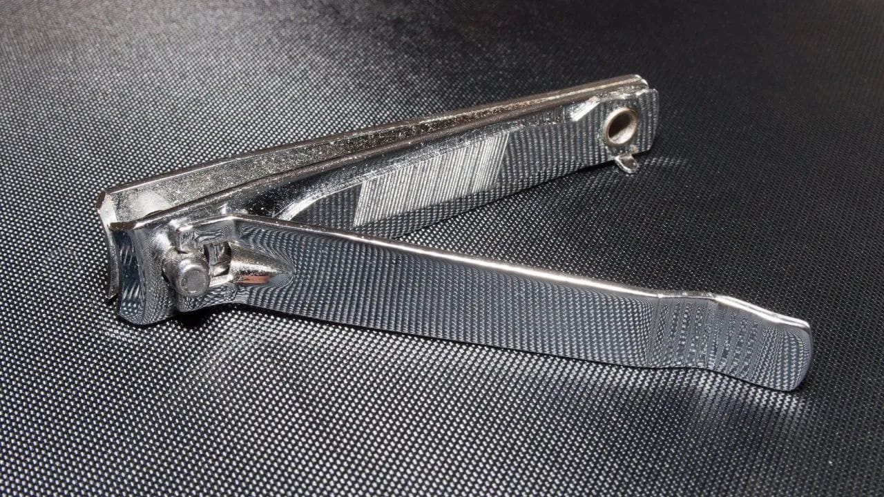 ચોથો ઉપયોગ - ઘણા નેઇલ કટરમાં આ કાણું ઘણું કામનું છે અને તેને મુવમેન્ટમાં મદદ કરે છે. મોટાભાગના નેઇલ કટરમાં છિદ્ર સાથે એક નાનું નેઇલ ફાઇલર અથવા ક્લીનર પણ જોડાયેલું હોય છે, જેનાથી તમે તમારા નખ સાફ અથવા સુંવાળા કરી શકો છો. (ફોટો: Pixabay/Unsplash)