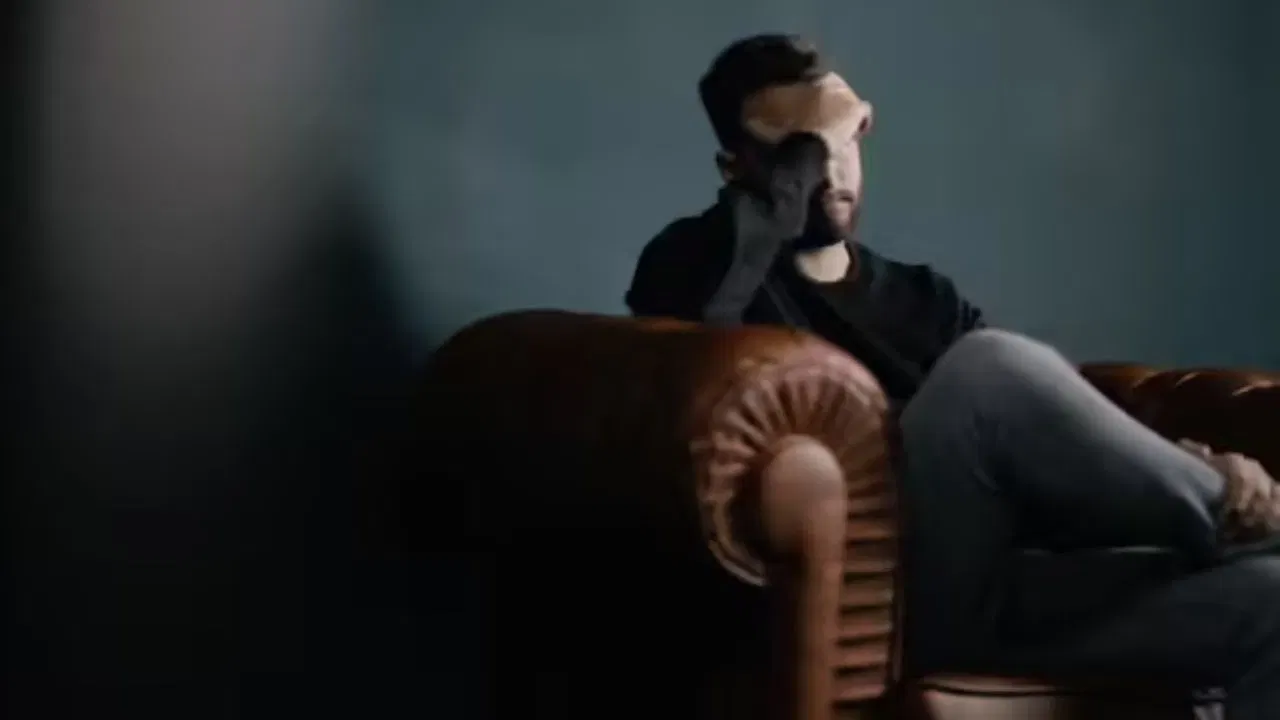 વાસ્તુ શાસ્ત્ર અનુસાર, નકારાત્મક ઉર્જાને ઘરથી દૂર રાખવા માટે, વ્યક્તિએ હંમેશા મુખ્ય દરવાજાને સાફ રાખવો જોઈએ. આ તે સ્થાન છે જ્યાંથી સકારાત્મક અને નકારાત્મક ઉર્જા ઘરમાં પ્રવેશ કરે છે. તેથી, મુખ્ય દરવાજા પર જમા થયેલી ગંદકી નકારાત્મક ઉર્જાને ઘરમાં પ્રવેશવા દે છે.(ફોટો ક્રેડિટ-Google)