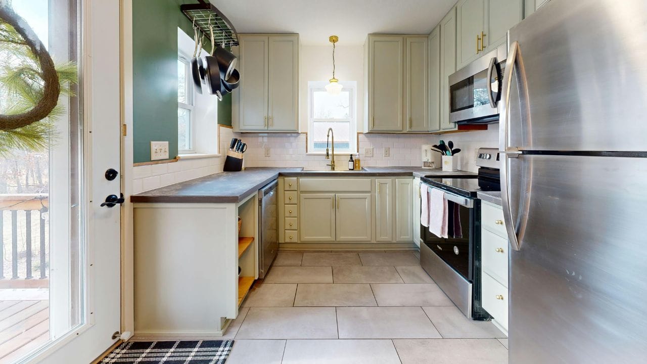 રસોડામાં અરીસો મૂકવાનું ટાળો: વાસ્તુના સિદ્ધાંતો અનુસાર રસોડામાં ક્યારેય અરીસો ન મૂકવો જોઈએ. એવું માનવામાં આવે છે કે રસોડામાં અરીસો મૂકવાથી ઘરના એકંદર વાતાવરણ પર નકારાત્મક અસર પડે છે અને સતત વિખવાદની સ્થિતિ સર્જાય છે. તેથી, વ્યક્તિએ હંમેશા રસોડામાં અરીસો મૂકવાનું ટાળવાનો પ્રયાસ કરવો જોઈએ.
