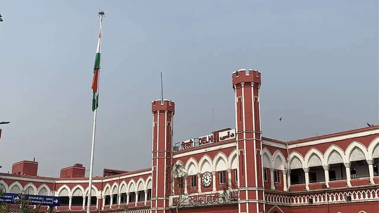 જૂના દિલ્હીનું રેલવે સ્ટેશન, 1864માં પૂર્ણ થયેલું, આ સ્ટેશન દિલ્હીના ઇતિહાસમાં એક મહત્વપૂર્ણ પ્રકરણ છે. લાલ કિલ્લાની નજીક સ્થિત, તે જૂની દિલ્હીના સાંસ્કૃતિક વારસાને ભારતીય રેલવેના ઇતિહાસ સાથે જોડતા પુલ તરીકે કામ કરે છે.