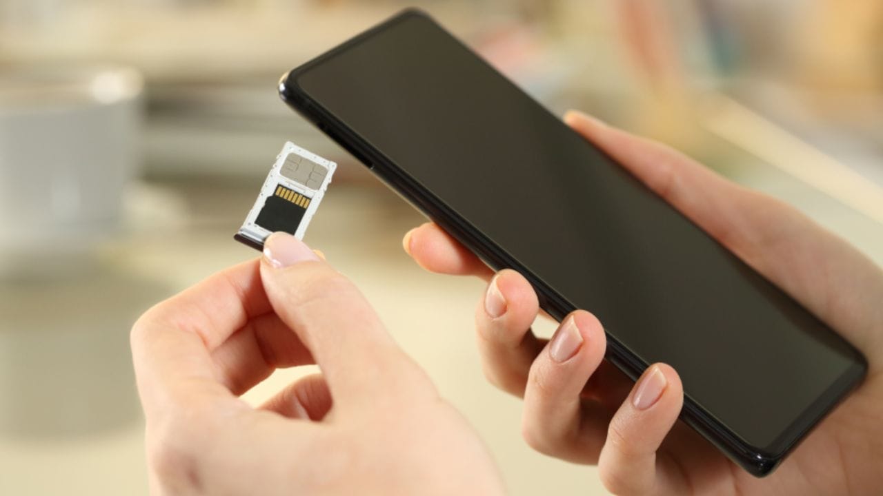 ટેલિકોમ રેગ્યુલેટરી ઓથોરિટી ઓફ ઇન્ડિયા (TRAI) એ સિમ કાર્ડ સેવાઓ અંગે સ્પષ્ટ નિયમો સ્થાપિત કર્યા છે. જો તમે સમયસર રિચાર્જ કરવામાં નિષ્ફળ જાઓ છો, તો તમારી સેવાઓ એક પછી એક બંધ થવા લાગે છે, અને અંતે, સિમ કાર્ડ સંપૂર્ણપણે નિષ્ક્રિય થઈ જાય છે. (ફોટો ક્રેડિટ-airtel)