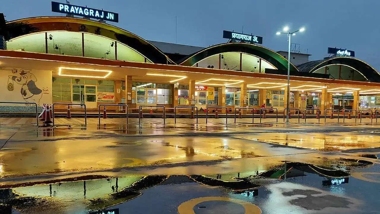 અલાહાબાદ જંકશન (પ્રયાગરાજ) 1859માં બંધાયેલું, આ સ્ટેશન લાંબા સમયથી ઉત્તર ભારતના મુખ્ય રેલવે કેન્દ્રોમાંનું એક રહ્યું છે. 'કુંભ શહેર' (કુંભ નગરી) ના પ્રવેશદ્વાર તરીકે સેવા આપતા, તે દાયકાઓથી યાત્રાળુઓ અને પ્રવાસીઓની અવરજવર માટે એક મહત્વપૂર્ણ કેન્દ્ર રહ્યું છે.