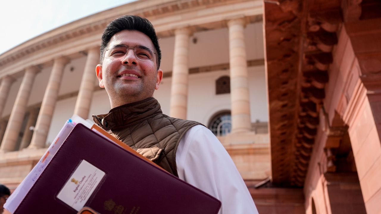 આમ આદમી પાર્ટીના સાંસદ રાધવ ચઢ્ઢાને પાર્ટીએ રાજ્યસભામાં ડિપ્ટી લીડરના પદથી દુર કર્યો છે. આમ આદમી પાર્ટીએ એક પત્ર લખી રાજ્યસભા સચિવાલયને કહ્યું કે, રાધવના સ્થાને અશોક મિતત્લ તેનું સ્થાન લેશે. રાધવ ચઢ્ઢાને વર્ષ 2023માં સંજય સિંહના સ્થાને ડિપ્યુટી લીડર બનાવવામાં આવ્યા છે. 