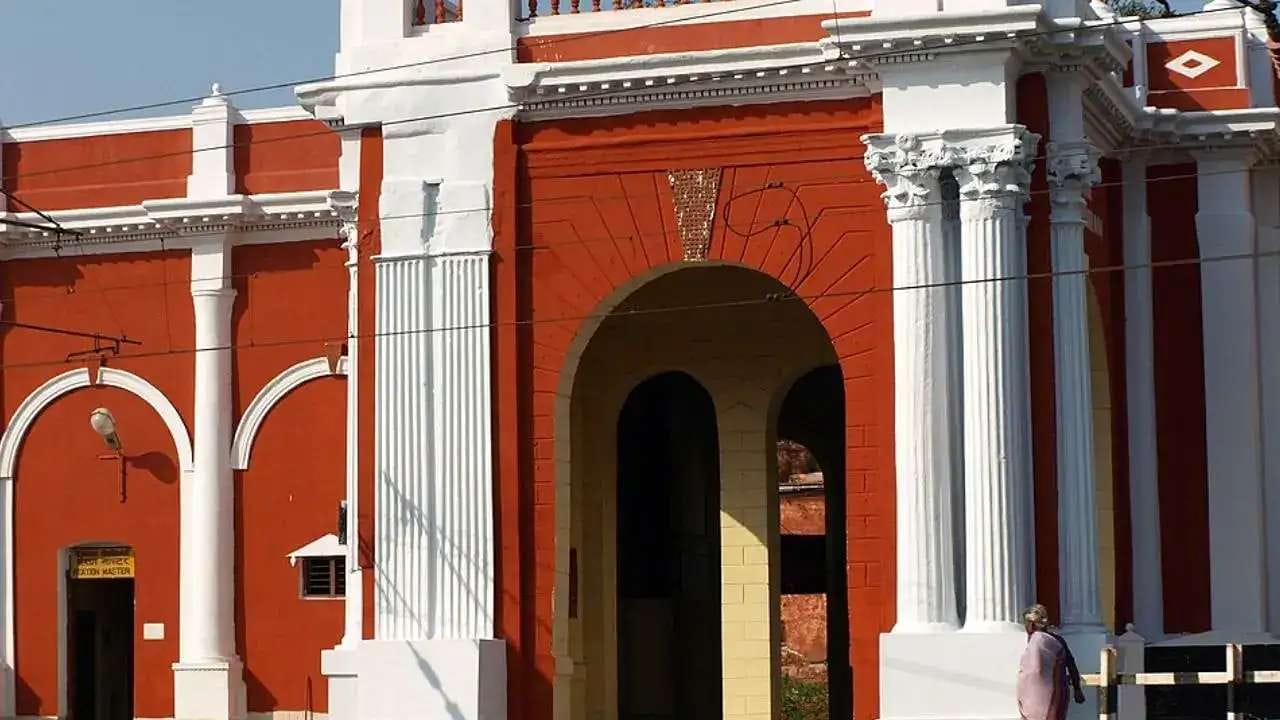 ચેન્નાઈનું રાયપુરમ રેલવે સ્ટેશન, 1856માં સ્થપાયેલ છે. રાયપુરમ સ્ટેશન દક્ષિણ ભારતના સૌથી જૂના રેલવે સ્ટેશનોમાં ગણાય છે. તેની બ્રિટિશ યુગની ડિઝાઇન આજે પણ તેની વ્યાખ્યાયિત લાક્ષણિકતા છે, જે ઇતિહાસના શોખીનો માટે એક ખાસ આકર્ષણ તરીકે સેવા આપે છે.