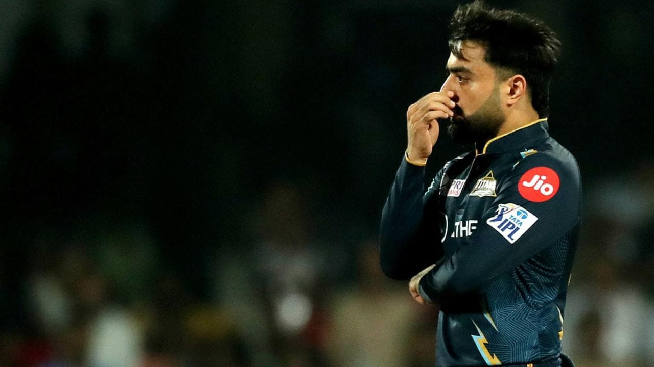 27 વર્ષીય અફઘાન સ્ટાર સ્પિનરે રાશિદ ખાનને ભારતે India ટીમ તરફથી ક્રિકેટ રમવાની ઓફર આપી હોવાનો અફઘાન પ્લેયરે દાવો કર્યો છે. તેના આગામી પુસ્તક, રાશિદ ખાન: ફ્રોમ ધ સ્ટ્રીટ્સ ટુ સ્ટારડમમાં આ વિગતોનો ખુલાસો કર્યો છે. આ પુસ્તકમાં, તેણે ખુલાસો કર્યો છે કે, ભારત ઉપરાંત, તેને ઓસ્ટ્રેલિયા તરફથી પણ નાગરિકત્વની ઓફર મળી હતી. પણ શું આ ખરેખર સત્ય છે. કારણ કે ભારતમાં ટેલેન્ટની કોઈ કમી નથી જો રાશિદ ખાનને india ટીમ તરફથી ક્રિકેટ રમવા માટે ભારતની નાગરિકતા ઓફર કરે?  શું રાશિદ ખાન ખોટું બોલી રહ્યો છે.(ફોટો ક્રેડિટ-Google)