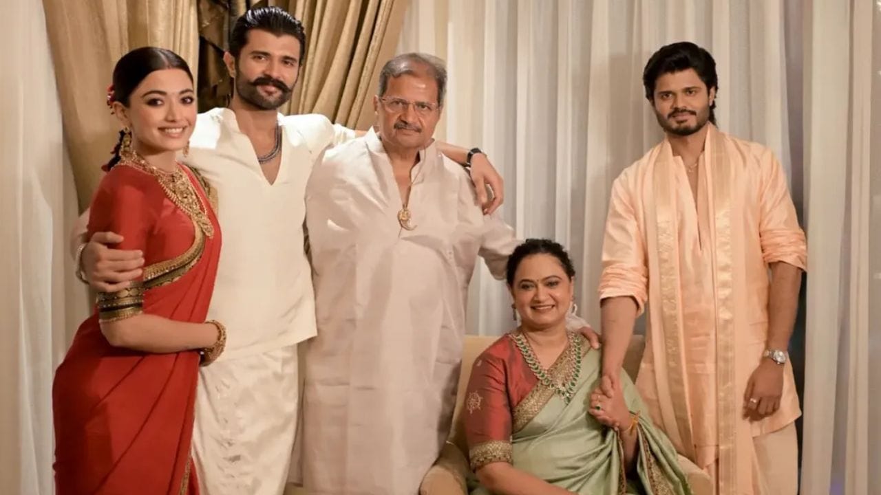 ઘણા લોકોએ કમેન્ટ્સમાં પૂછ્યું પણ છે કે, "રશ્મિકા, શું તમે ગર્ભવતી છો?" અન્ય લોકોએ પૂછ્યું, "આટલું જલ્દી?" જોકે, વાસ્તવિકતા તમે કલ્પના કરી રહ્યા છો તેવી નથી. (ફોટો ક્રેડિટ-rashmika mandanaa account)