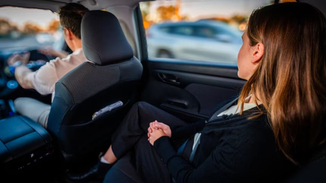 આ ઉપરાંત, મુસાફર તરીકે તમારે તમારી પ્રાઈવસીનું પણ ધ્યાન રાખવું જોઈએ. ક્યારેય ડ્રાઇવર સાથે તમારા પર્સનલ નંબર, સરનામું કે અન્ય વ્યક્તિગત માહિતી શેર ન કરો. જો ડ્રાઇવર રાઈડ પછી સંપર્ક કરવાનો પ્રયાસ કરે, તો તરત જ એપ કંપનીને જાણ કરો.
