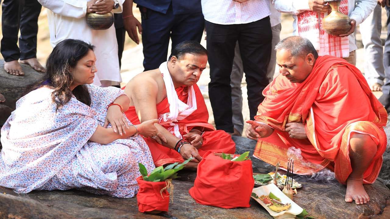 રિનિકી અને સીએમ હિમંતા કોલેજમાં અભ્યાસ કરતી વખતે મળ્યા હતા. હિમંતે મુખ્યમંત્રી બનવાની પોતાની મહત્વાકાંક્ષા તેમની સાથે શેર કરી હતી. તેમને બે બાળકો છે - એક દીકરો અને એક દીકરી છે. ( ઉપરોક્ત તમામ ફોટા સૌજન્ય- x.com/rinikibsharma)