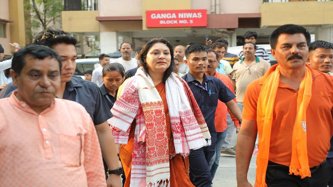 કોંગ્રેસ નેતા પવન ખેરાએ રિનિકી પર ત્રણ પાસપોર્ટ રાખવાનો આરોપ લગાવ્યો છે. ખેરાના આ આક્ષેપથી આસામમાં રાજકીય ખળભળાટ મચી ગયો છે.