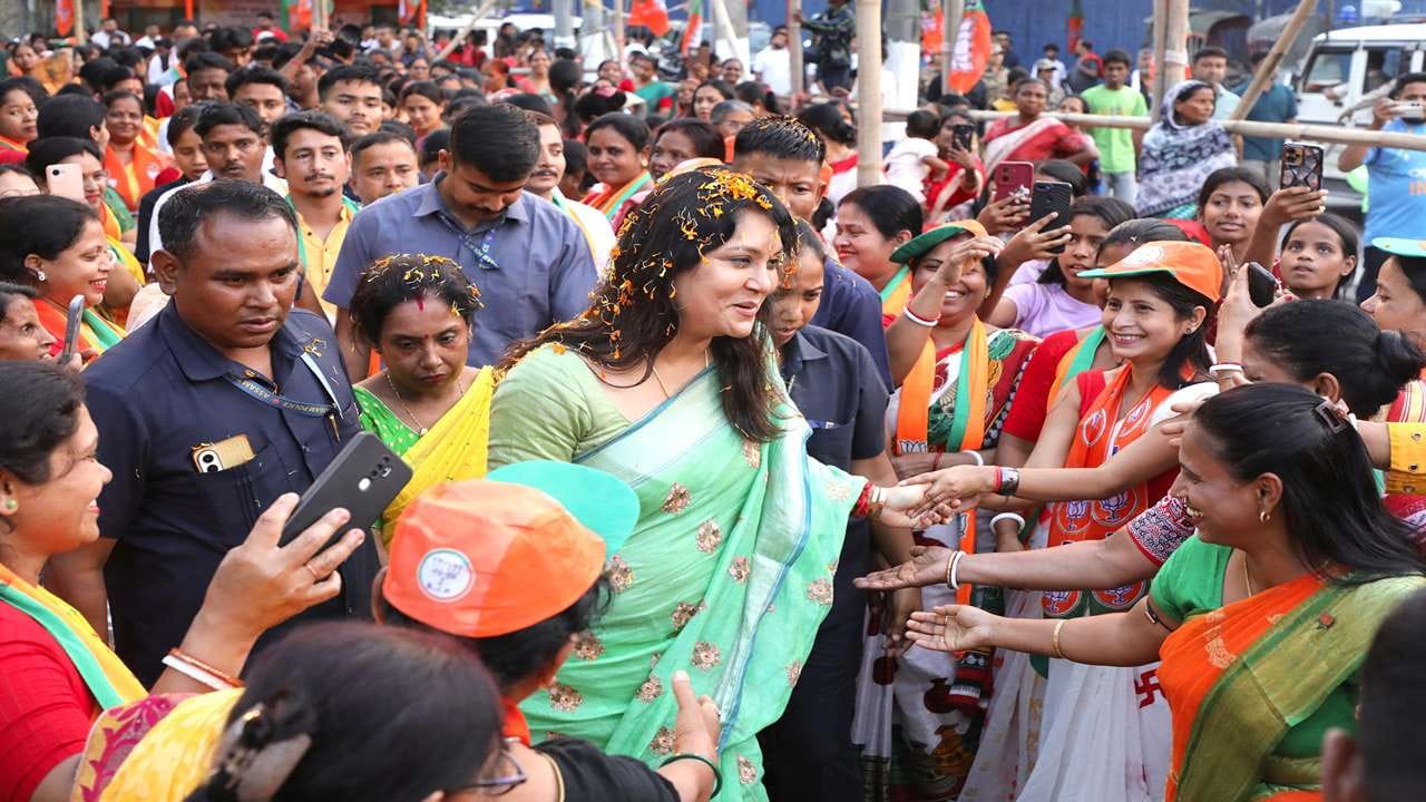 આસામના સીએમ હિમંત બિસ્વાની પત્નીસ રિનિકી ભૂયાન શર્માએ કોંગ્રેસ પક્ષ દ્વારા રજૂ કરાયેલા દસ્તાવેજોને "ફોટોશોપ્ડ" ગણાવીને ફગાવી દીધા છે. 