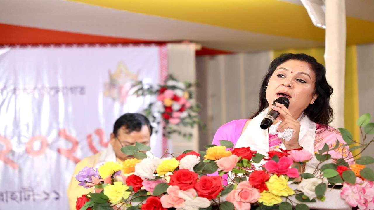 સેન્ટ મેરી સ્કૂલમાંથી રિનિકીનું શાળાકીય શિક્ષણ પૂર્ણ કર્યા પછી, તેણીએ ગુવાહાટીની કોટન કોલેજમાંથી તેણીનો અંડરગ્રેજ્યુએટ અને અનુસ્નાતક અભ્યાસ કર્યો. ત્યારબાદ, તેણીએ તેણીની LLB ડિગ્રી મેળવી. રિનિકી એક સફળ ઉદ્યોગપતિ છે.