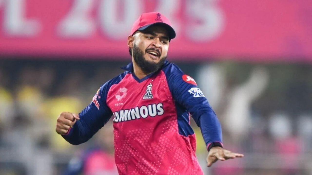 રિયાન પરાગ પણ IPL 2026 માં સતત નિષ્ફળ રહ્યો છે. પરાગ સાત મેચમાં માત્ર 81 રન જ બનાવી શક્યો છે, તેનો સ્ટ્રાઇક રેટ પણ માત્ર 117.39 છે. સારા સમાચાર એ છે કે રિયાન પરાગની ટીમ રાજસ્થાન રોયલ્સ હાલમાં સારી સ્થિતિમાં છે. પરાગની કપ્તાનીમાં RRએ સાતમાંથી પાંચ મેચ જીતી છે અને પોઈન્ટ ટેબલમાં બીજા સ્થાને છે. રાજસ્થાન ટીમ રિયાન પરાગને 14 કરોડ રૂપિયા પગાર આપે છે.