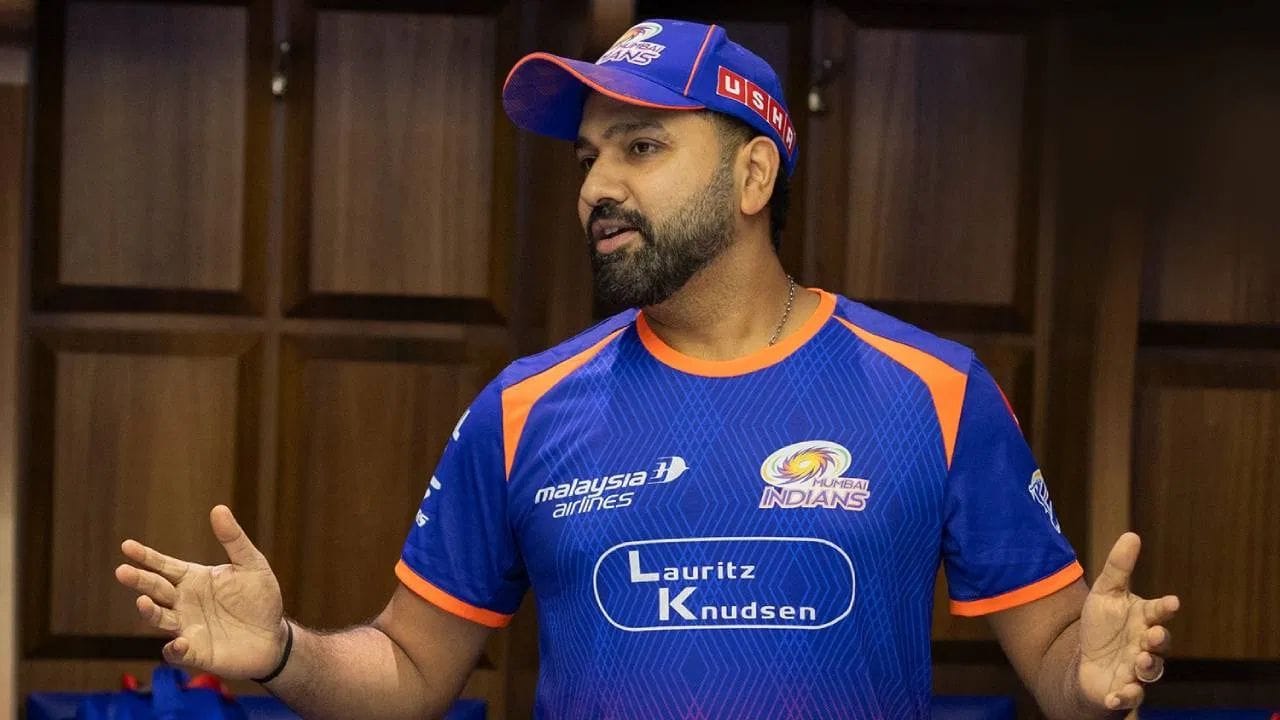 પંજાબ સામેની મેચમાં રોહિતના રમવા અંગે સસ્પેન્સ હતું. રોહિત પ્રેક્ટિસ કરી રહ્યો હતો, જેનાથી આશા જાગી હતી કે તે આજની મેચમાં રમશે. જોકે, ટોસ દરમિયાન કેપ્ટન હાર્દિક પંડ્યાએ રોહિત અંગે ખરાબ સમાચાર આપ્યા.