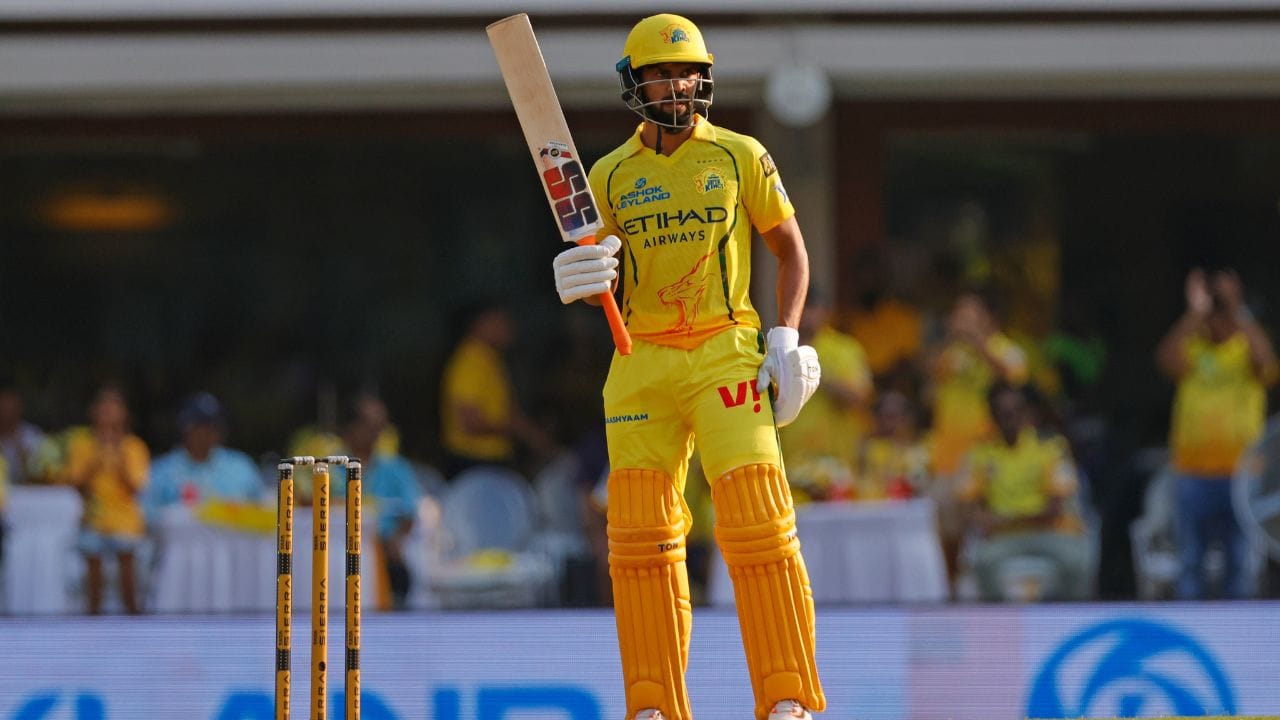 આ મેચમાં ચેન્નાઈ સુપર કિંગ્સની બેટિંગ ખરાબ રહી હતી. CSKને 50 રનનો આંકડો પાર કરવા માટે 72 બોલ લાગ્યા હતા, એટલે કે CSKએ 12 ઓવરમાં 50 રન પૂરા કર્યા હતા. આ IPLમાં CSKની બીજી સૌથી ધીમી અડધી સદી છે. આ પહેલા, CSKએ 2011માં RCB સામે 12.1 ઓવરમાં 50 રન પૂરા કર્યા હતા. (PC:X/CSK/IPL)