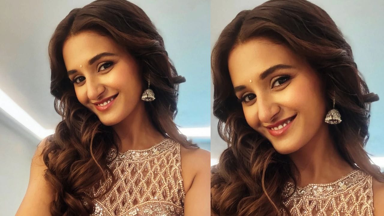 શક્તિની બંને બહેનો - નીતિ મોહન અને મુક્તિ મોહન - પરિણીત હોવા છતાં, તેણીએ હજુ સુધી લગ્ન કર્યા નથી. કે તેમનો લગ્ન કરવાનો કોઈ ઇરાદો પણ નથી. સિદ્ધાર્થ કન્નન સાથેની એક મુલાકાતમાં, શક્તિએ આ વિષય પર ખુલીને વાત કરી. તેણીએ ઉલ્લેખ કર્યો કે તેણીને લગ્ન સંબંધિત અસંખ્ય પ્રશ્નોનો સામનો કરવો પડ્યો છે - અને આજે પણ તે તેમનો સામનો કરે છે.(ફોટો ક્રેડિટ-શક્તિ મોહન અકાઉન્ટ)