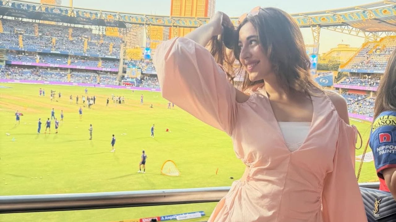 પંજાબ કિંગ્સ અને મુંબઈ ઈન્ડિયન્સની મેચ જોવા મચ જોવા પહોંચેલી સમરીન Bardot બ્રાન્ડનું એક સુંદર અપોલો મિની ડ્રેસ પહેર્યું હતુ. આ ડ્રેસ જોવામાં જેટલું સિમ્પલ લાગે છે તેટલું ક્લાસી છે. 