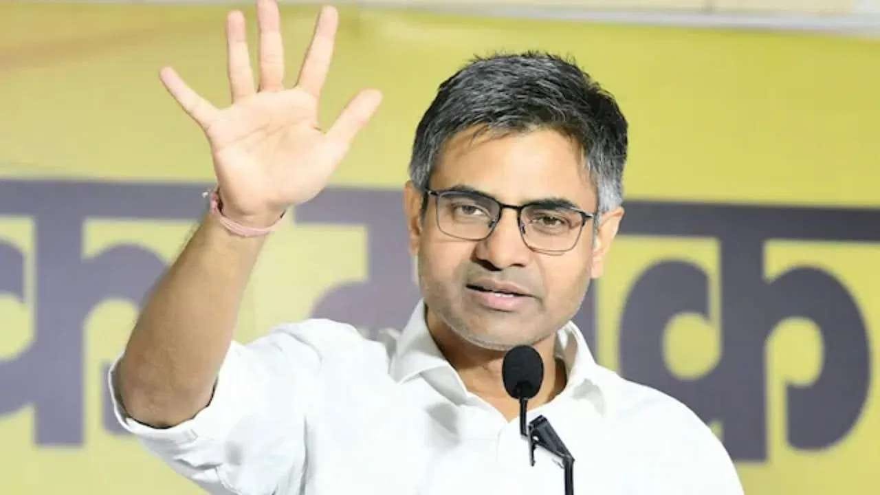 સંદીપ પાઠકની ગણતરી આમ આદમી પાર્ટીના અગ્રણી નેતાઓમાં થતી હતી. રાજકારણમાં પ્રવેશતા પહેલા, પાઠક શિક્ષણ અને સંશોધન ક્ષેત્રો સાથે સંકળાયેલા હતા. સંદીપ પાઠકે આમ આદમી પાર્ટીના રાષ્ટ્રીય મહાસચિવ (સંગઠન) તરીકે મહત્વપૂર્ણ ભૂમિકા ભજવી હતી. 2022 માં, તેઓ પંજાબથી રાજ્યસભા સાંસદ બન્યા. પાર્ટીમાં, તેમને એક એવા નેતા તરીકે ગણવામાં આવતા હતા જેમણે લો પ્રોફાઇલ જાળવી રાખીને મહત્વપૂર્ણ કાર્યો પૂર્ણ કર્યા. તેમણે આમ આદમી પાર્ટીના વિસ્તરણમાં અને તેના સંગઠનાત્મક માળખાને મજબૂત બનાવવામાં મુખ્ય ભૂમિકા ભજવી હતી.
