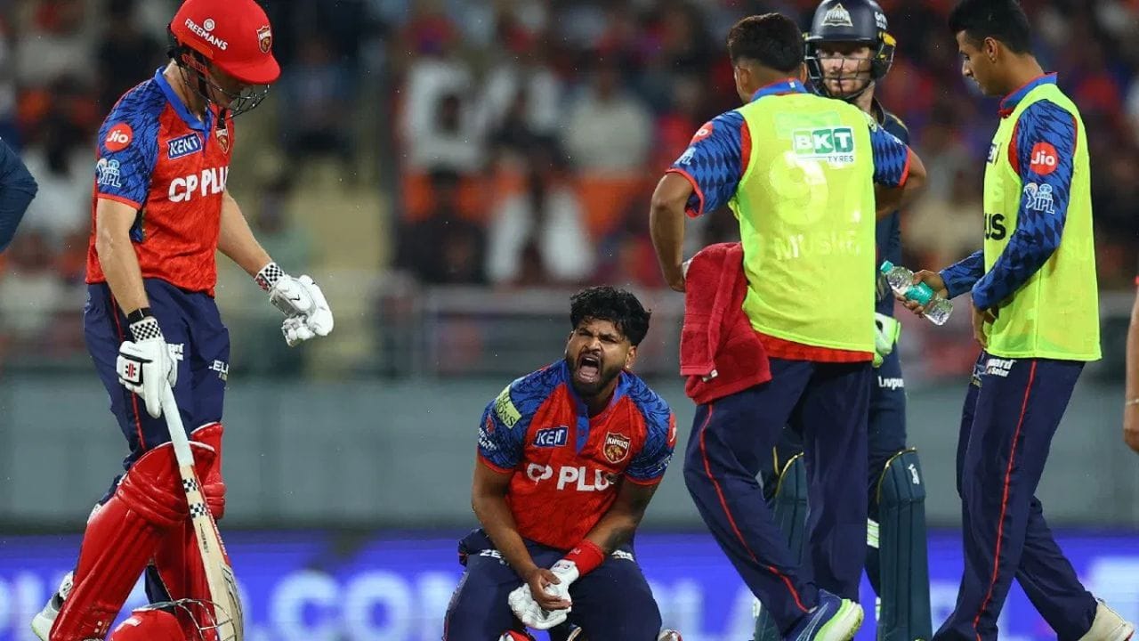 શ્રેયસ અય્યર ઈનિંગ દરમિયાન નોન-સ્ટ્રાઈક પર ઉભો હતો ત્યારે આ ઘટના બની. સ્પિનર રાશિદ ખાનની બોલિંગ પર કૂપર કોનોલીએ જોરદાર શોટ ફટકાર્યો અને બોલ સીધો અય્યરના હાથ પર વાગ્યો. કેપ્ટનને ઈજા થતા જ મેડિકલ ટીમ તુરંત મેદાનમાં આવી ગઈ હતી.